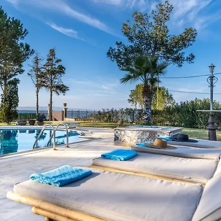 Beachfront House With Private Pool *